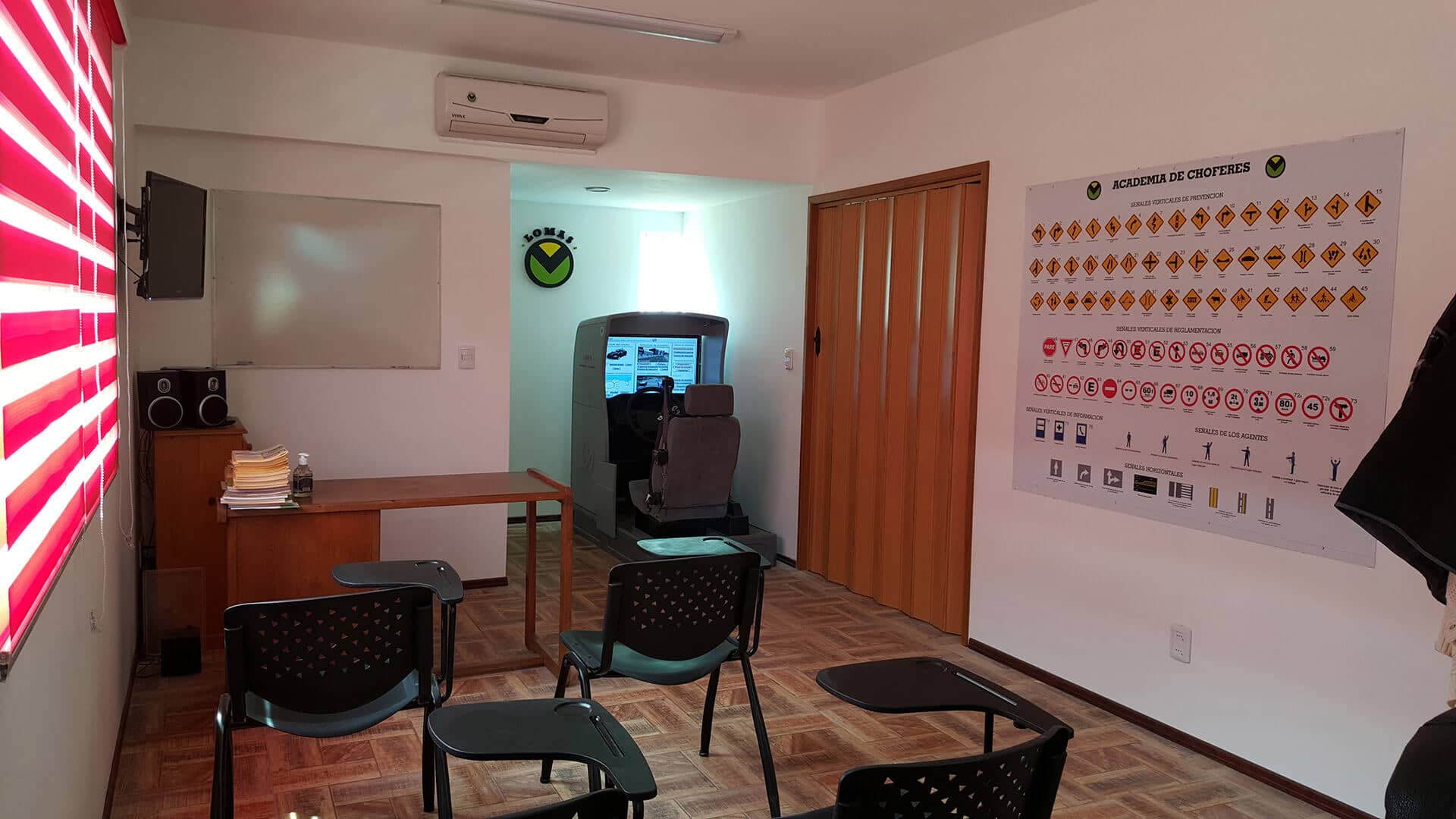 Salon de clases con Simulador de manejo y señalización